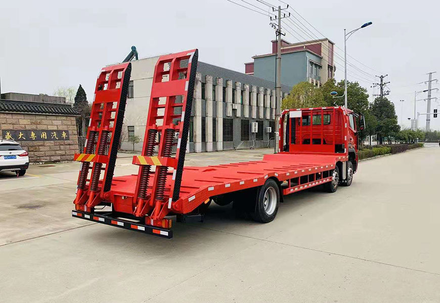 重汽豪沃小三軸平板運(yùn)輸車