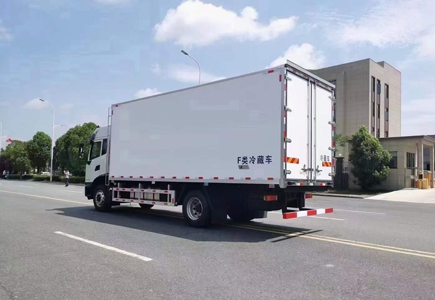 東風(fēng)天錦KR6.8米冷藏車